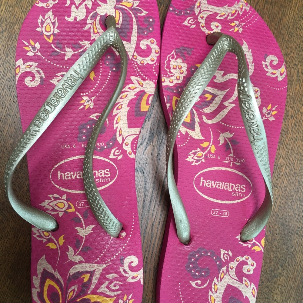 Havaianas—Runs large,Sz6+ gold strappy on floral purple footbed. NoBottomWear!